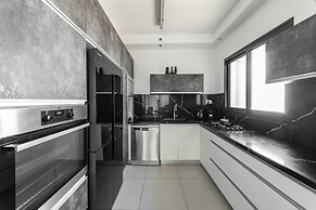 Stunning Sea View 4 BR Apt