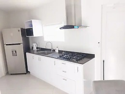 Amazing 2BR Suite w Pool Patio 5 min Dr2 Palmbeach