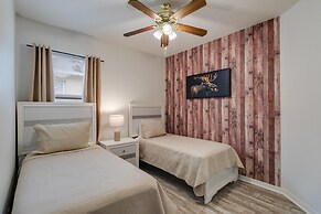 5/3 Pool Home Located in Sunset Ridge Community!