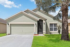 5/3 Pool Home Located in Sunset Ridge Community!