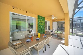 Spacious Villa: Pool, Game Room & Themed Rooms