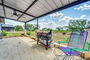 Countryside Texas Home w/ Fire Pit!