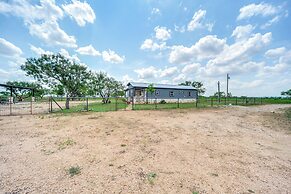 Countryside Texas Home w/ Fire Pit!
