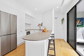 Private Burleigh Retreat a Walk to Beach