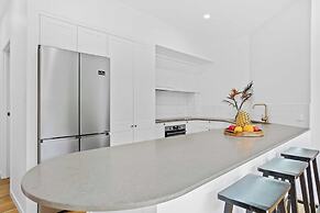 Private Burleigh Retreat a Walk to Beach