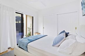 Private Burleigh Retreat a Walk to Beach