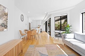 Private Burleigh Retreat a Walk to Beach