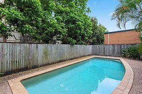 Private Burleigh Retreat a Walk to Beach