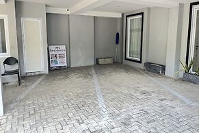 TOS Guest House By Zuzu