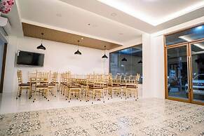 Spotlight Hotel near Hundred Islands wharf