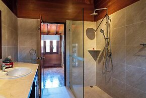 Tropical Beachside 4 bedroom Villa KBR23