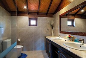 Tropical Beachside 4 bedroom Villa KBR23