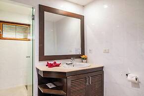 Tropical Beachside 4 bedroom Villa KBR23