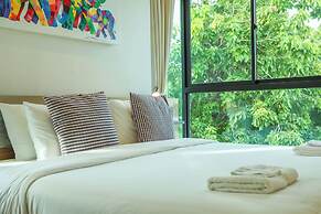 Chic Condo Just 100m from the Shore c130
