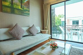 Chic Condo Just 100m from the Shore c130