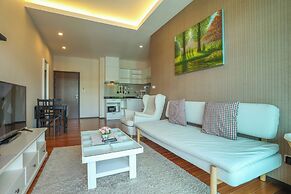 Chic Condo Just 100m from the Shore c130