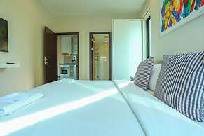 Chic Condo Just 100m from the Shore c130