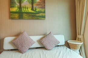 Chic Condo Just 100m from the Shore c130