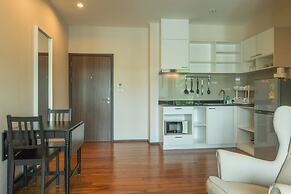 Chic Condo Just 100m from the Shore c130