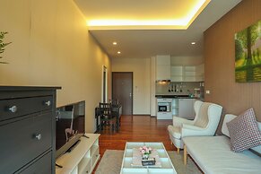 Chic Condo Just 100m from the Shore c130
