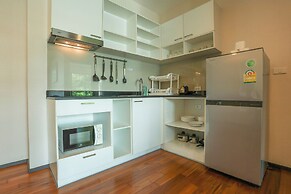Chic Condo Just 100m from the Shore c130