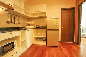 Chic Condo Just 100m from the Shore c130
