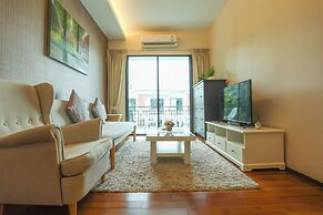 Chic Condo Just 100m from the Shore c130