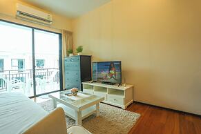 Chic Condo Just 100m from the Shore c130