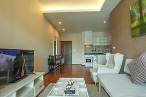 Chic Condo Just 100m from the Shore c130