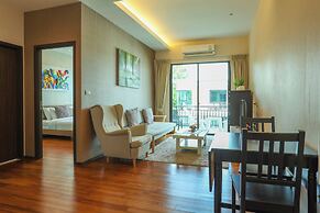 Chic Condo Just 100m from the Shore c130
