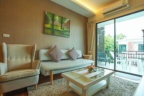 Chic Condo Just 100m from the Shore c130