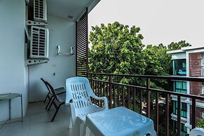 Chic Condo Just 100m from the Shore c130
