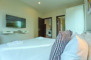 Chic Condo Just 100m from the Shore c130
