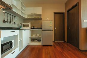 Chic Condo Just 100m from the Shore c130