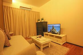 Chic Condo Just 100m from the Shore c130