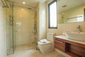 Chic Condo Just 100m from the Shore c130