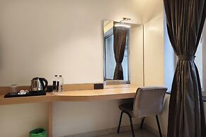 Hotel Golden Arc