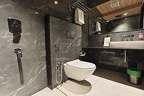 Hotel Golden Arc