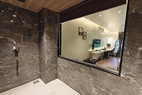 Hotel Golden Arc