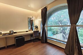 Hotel Golden Arc