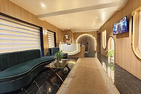 Hotel Golden Arc