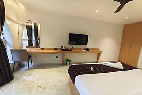 Hotel Golden Arc