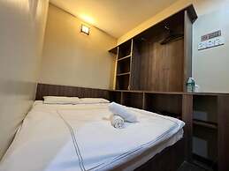 OYO 91040 Hotel Ezi Inn