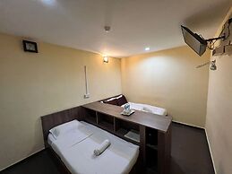 OYO 91040 Hotel Ezi Inn