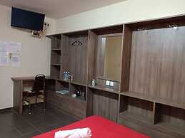 OYO 91040 Hotel Ezi Inn