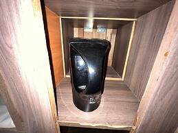 OYO 91040 Hotel Ezi Inn