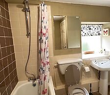 Llanidloes - Sleeps 7 - Parking - Pet Friendly