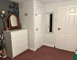 Llanidloes - Sleeps 7 - Parking - Pet Friendly