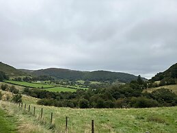 Llanidloes - Sleeps 7 - Parking - Pet Friendly