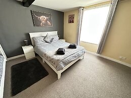 Llanidloes - Sleeps 7 - Parking - Pet Friendly